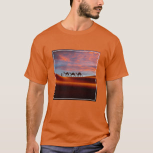 T-shirt Les déserts   Homme et chameaux dans les dunes de 