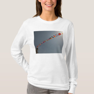 T-shirt Les drapeaux survolent le pont de l'USS Iwo Jima