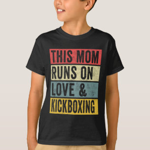 T-shirt Les femmes Cette maman fonctionne à l'amour et à l