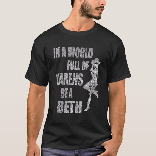 T-shirt Les Femmes Dans Un Monde Plein De Karens Sont Une  (Devant)