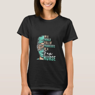 T-shirt Les femmes dans un monde plein de princesses être