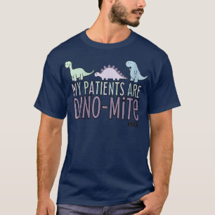 T-shirt Les Femmes Mes Patients Sont Dinomite NICU VNeck