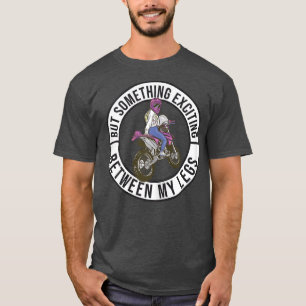 T-shirt Les Femmes Mettent Quelque Chose D'Excitant Entre 