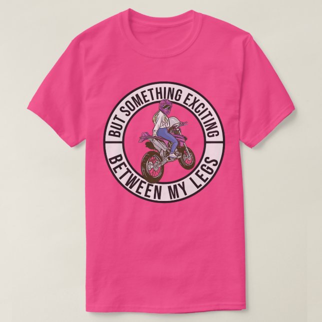 T-shirt Les Femmes Mettent Quelque Chose D'Excitant Entre  (Design devant)