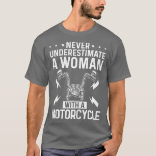 T-shirt Les femmes ne sous-estiment jamais une femme avec