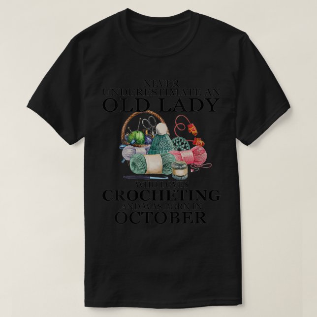 T-shirt Les femmes ne sous-estiment jamais une vieille dam (Design devant)