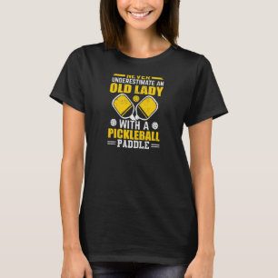T-shirt Les Femmes Ne Sous-Estiment Jamais Une Vieille Dam