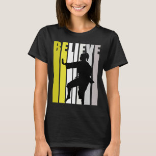T-shirt Les Femmes Rétro Jaunes Croient Que Le Karaté Moti
