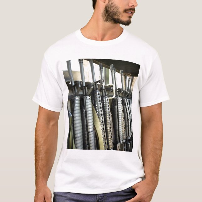 T-shirt Les fusils d'assaut sont prêts sur le rack d'armes (Devant)
