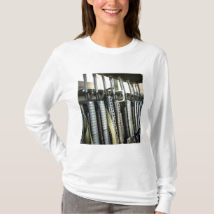 T-shirt Les fusils d'assaut sont prêts sur le rack d'armes