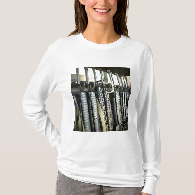 T-shirt Les fusils d'assaut sont prêts sur le rack d'armes (Devant)