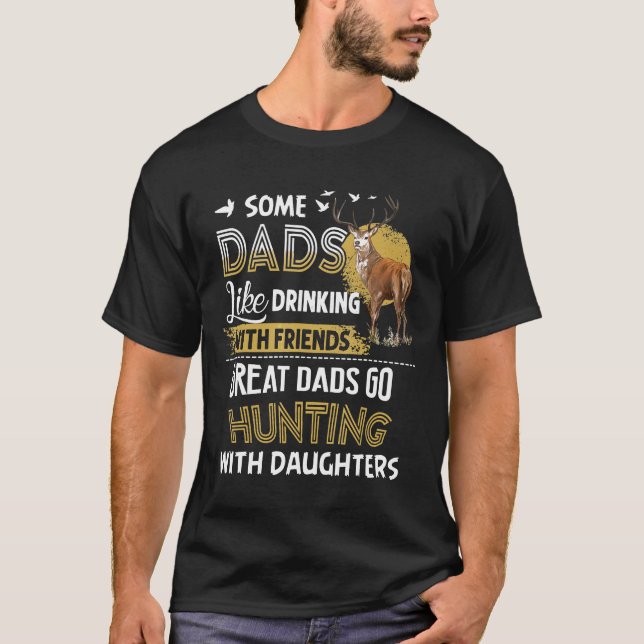 T-shirt Les grands papas vont chasser avec les filles Fête (Devant)
