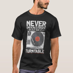 T-shirt Les Hommes Ne Sous-Estiment Jamais Un Homme Âgé À