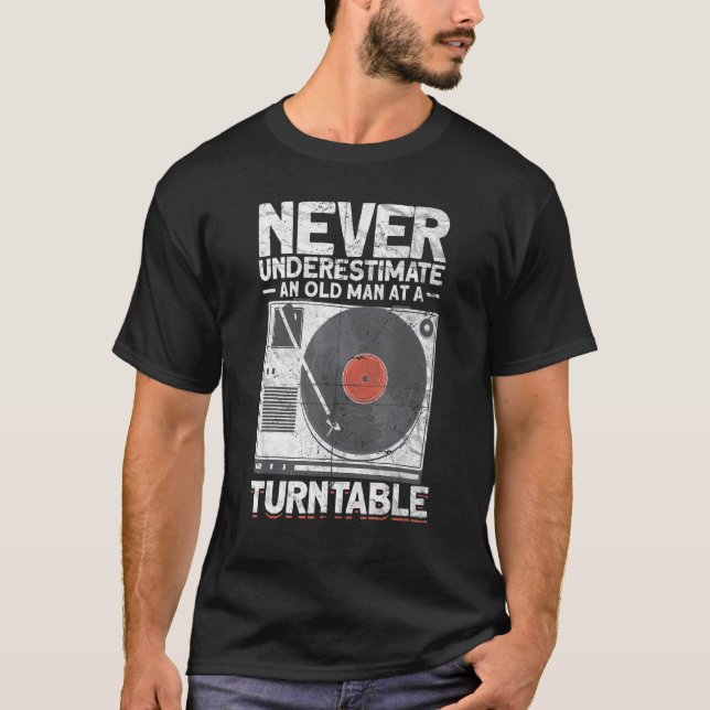 T-shirt Les Hommes Ne Sous-Estiment Jamais Un Homme Âgé À  (Devant)