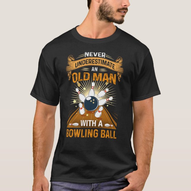 T-shirt Les hommes ne sous-estiment jamais un vieil homme  (Devant)