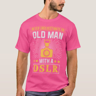 T-shirt Les hommes ne sous-estiment jamais un vieil homme