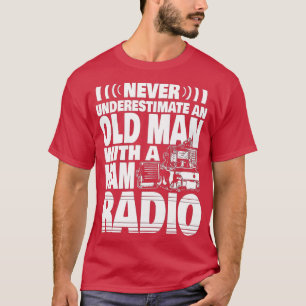 T-shirt Les hommes ne sous-estiment jamais un vieil homme 