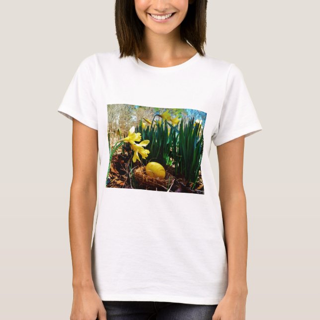 T-shirt Les jonquilles jaunes et un oeuf de Pâques jaune (Devant)