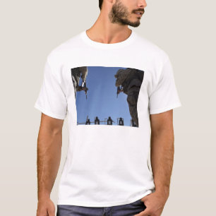 T-shirt Les marines changent des magazines au milieu de la