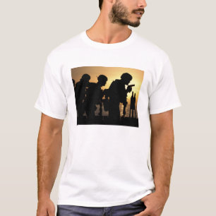 T-shirt Les marines mettent le feu à des pistolets de 9mm