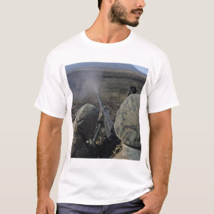 T-shirt Les marines mettent le feu à une mitrailleuse de