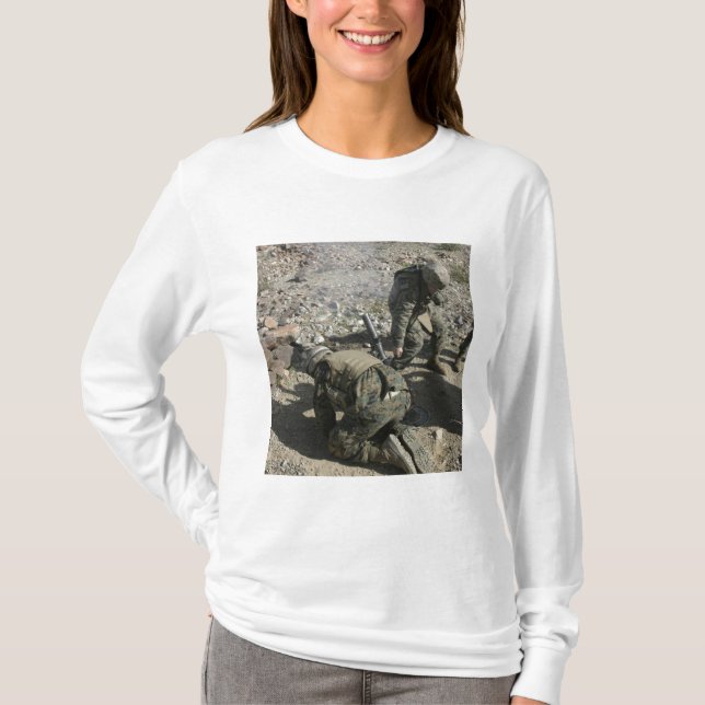 T-shirt Les mortiers couvrent leurs oreilles et évitent le (Devant)