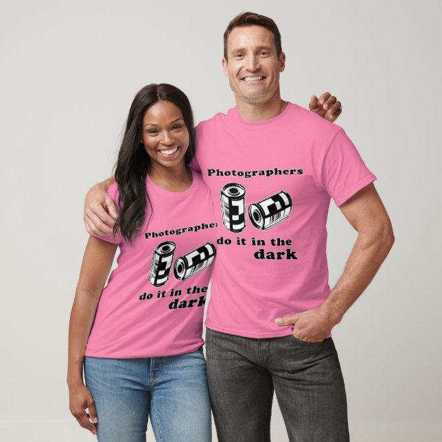T-shirt les photographes le font dans le noir (Unisexe)