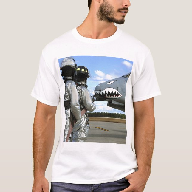 T-shirt Les pompiers déploient un tuyau d'incendie pendant (Devant)