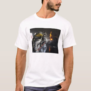 T-shirt Les pompiers éteignent un incendie dans un entraîn