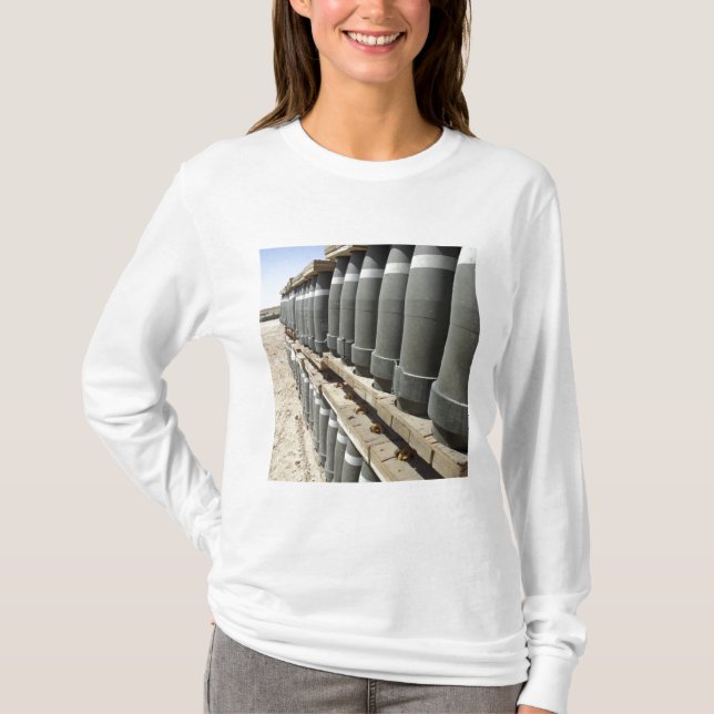 T-shirt Les rangées de munitions sont empilées et préparée (Devant)