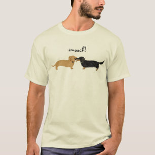 T-shirt Les teckels mignons se bécotent l'amour de chiens
