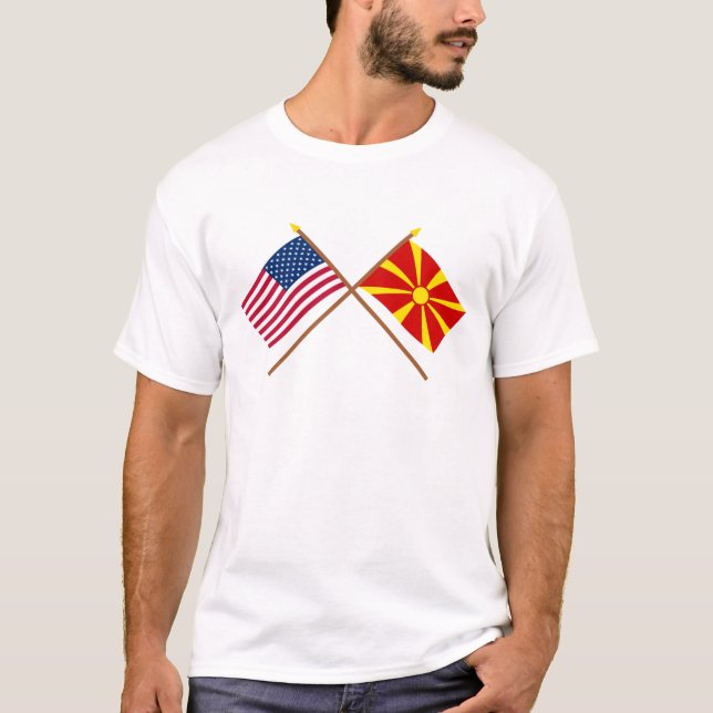 T-shirt Les USA et drapeaux croisés par Macédoine (Devant)