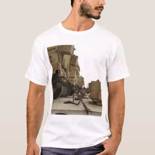 T-shirt Les véhicules militaires sont verrouillés sur les 