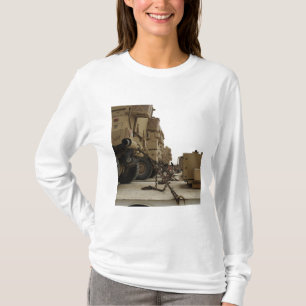 T-shirt Les véhicules militaires sont verrouillés sur les 