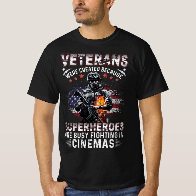 T-shirt Les vétérans parce que les super-héros sont occupé (Devant)