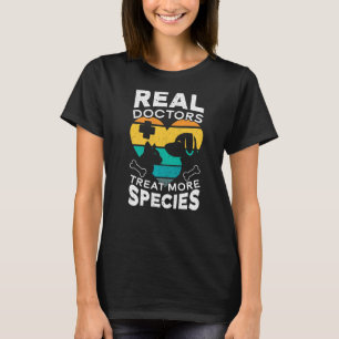 T-shirt Les vrais médecins traitent plus d'espèces Animaux