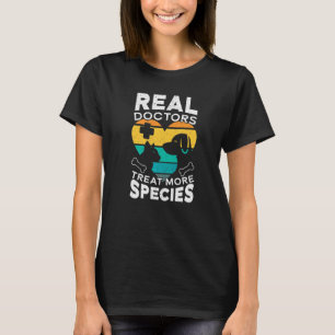 T-shirt Les vrais médecins traitent plus d'espèces Animaux