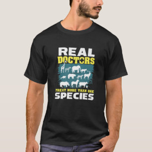 T-shirt Les vrais Médecins Traitent Plus D'Une Espèce Anim