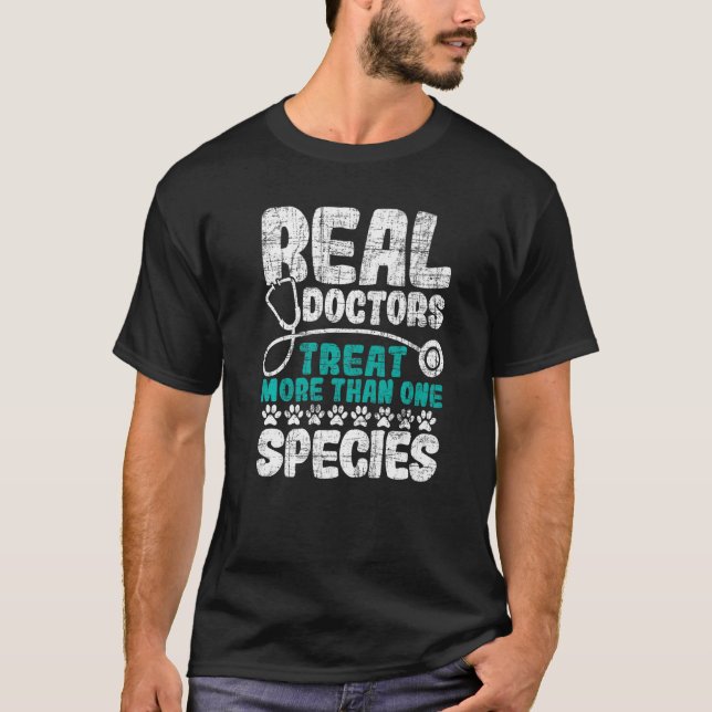 T-shirt Les vrais médecins traitent plus d'une espèce Vété (Devant)
