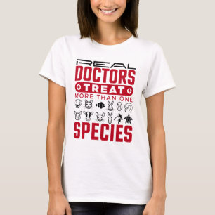 T-shirt Les vrais médecins traitent plus d'une espèce Vété