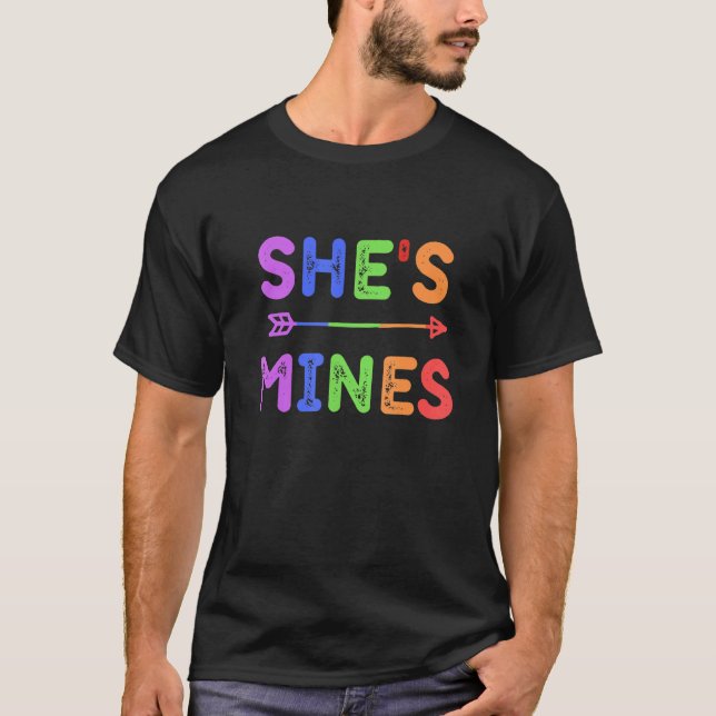 T-shirt Lesbian Couple She's Mine I's Hers Matching Lgbt P (Devant)