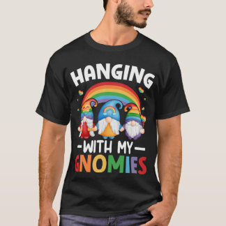 T-shirt LGBT Pride LGBTQ Rainbow Gnomies accroché avec mon