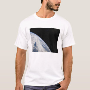 T-shirt L'horizon et la noirceur de la terre de l'espace
