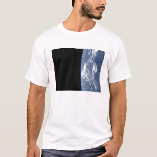 T-shirt L'horizon et la noirceur de la terre de l'espace 2