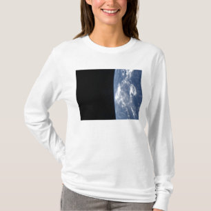 T-shirt L'horizon terrestre et la noirceur de l'espace 2