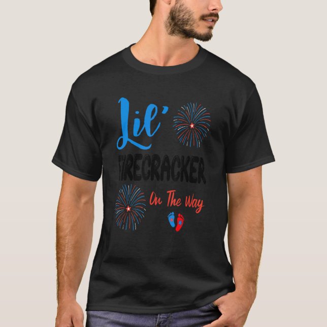T-shirt Lil' Firecracker Sur Le Chemin Mignonne 4 juillet  (Devant)