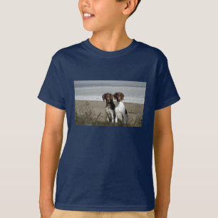 T-shirt L'indicateur aux cheveux courts allemand badine le