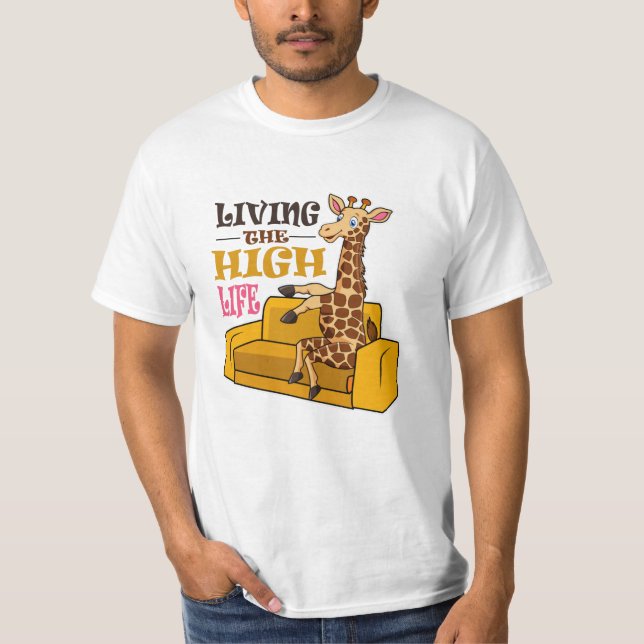 T-shirt Living The High Life Funny Giraffe Assis sur canap (Devant)