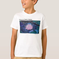 Lotus dans l'eau sombre
