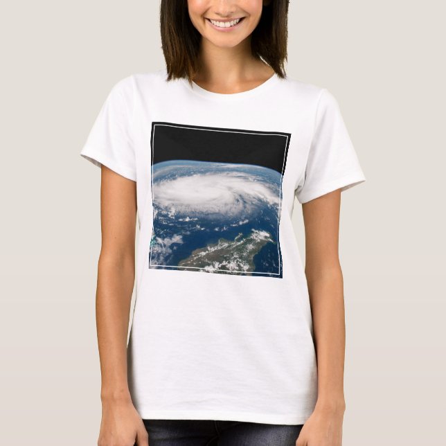 T-shirt L'Ouragan Dorian Au-Dessus De L'Océan Atlantique. (Devant)